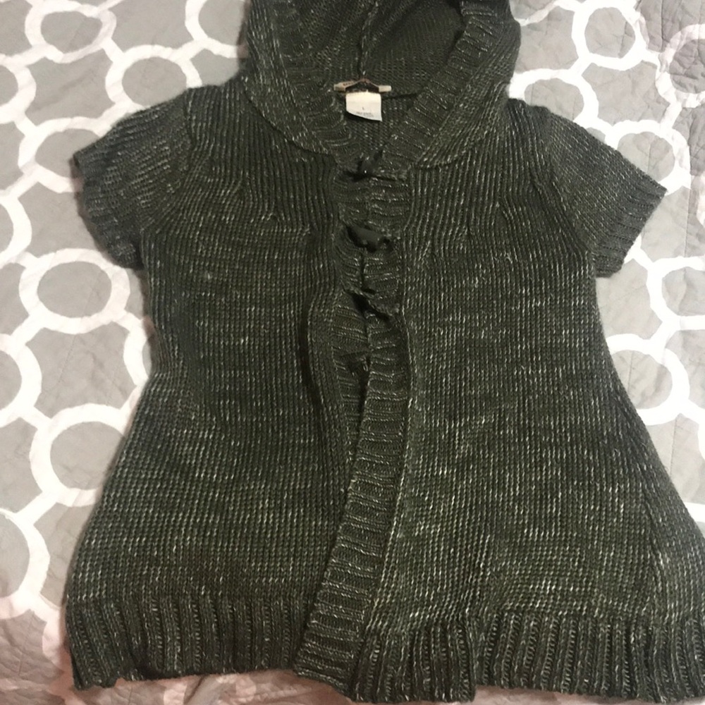 HOODED SHORT SLEEVE SWEATER
